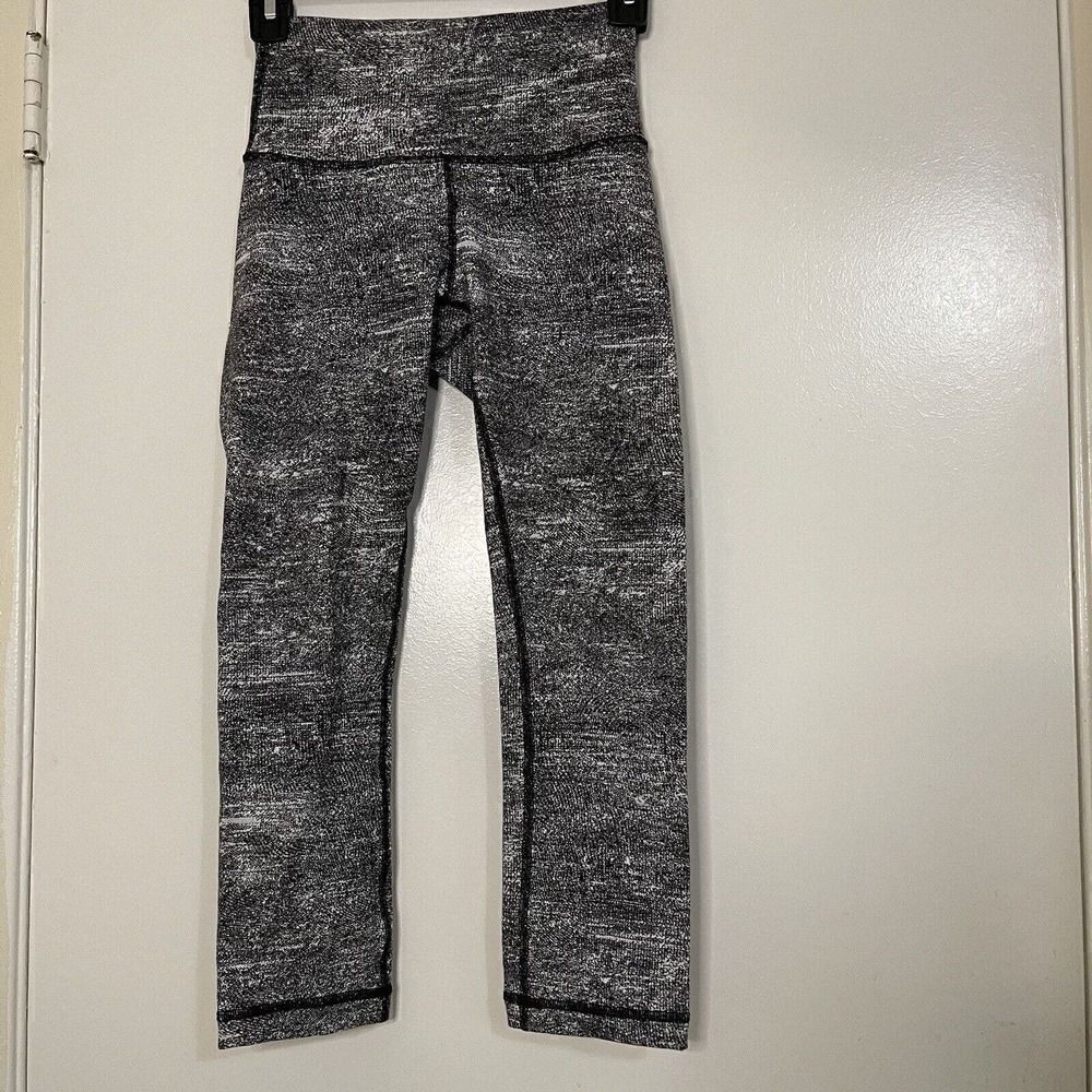 LULULEMON cropped black white workout yoga leggings size 4